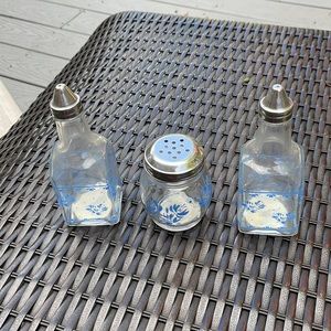 Pfaltzgraff Oil and Vinegar, and Shaker jar, Yorktowne